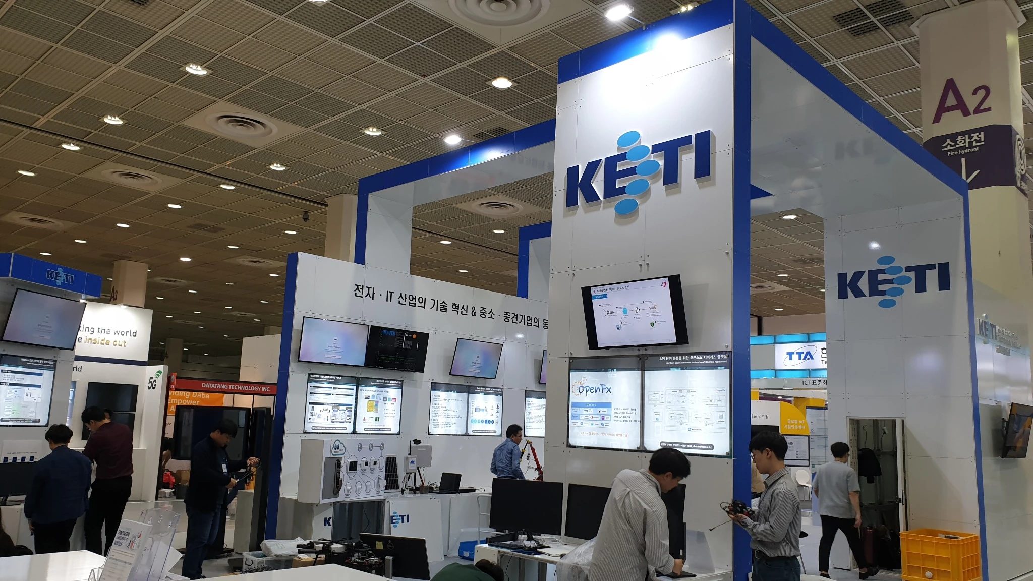 KETI 12부스 · 4면 개방 실제 시공사진 3